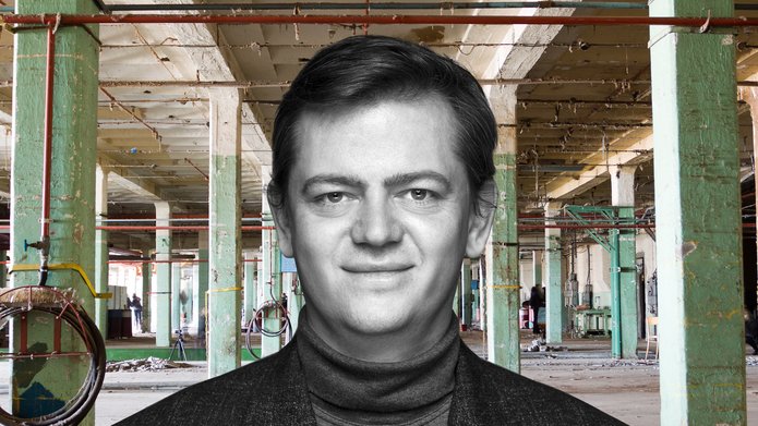 Dr. Marcin Szymański with the interior of an abandoned textile factory in the background