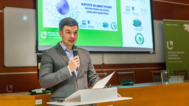 Mężczyzna mówi do mikrofonu Mężczyzna mówi do mikrofonu