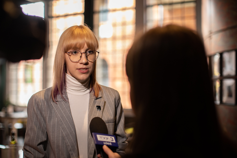 Aga Becherka podczas wypowiedzi do TVP3 Aga Becherka podczas wypowiedzi do TVP3