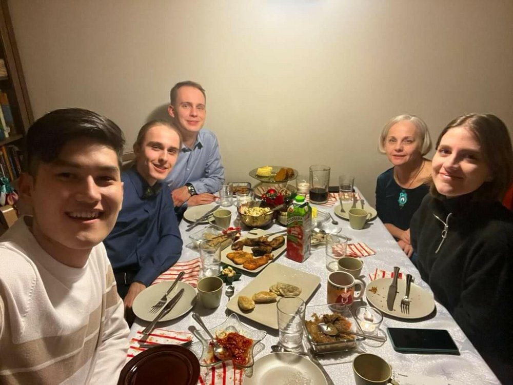 Participants of the University of Lodz "Christmas Guest" campaign, two smiling women and three men