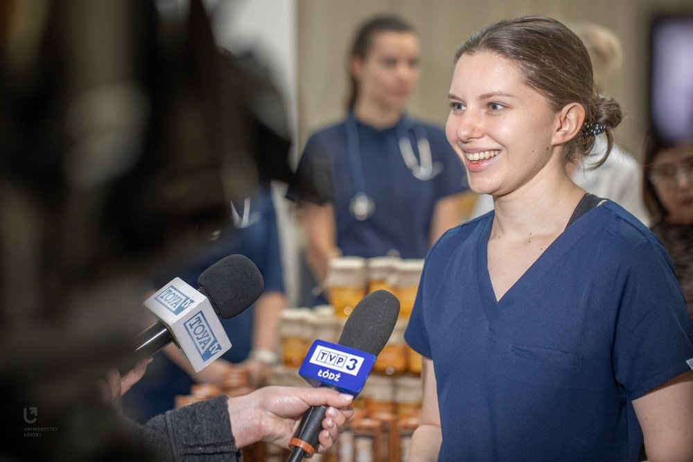 Przekazanie miodu z pasieki UŁ pacjentom szpitala im. Kopernika