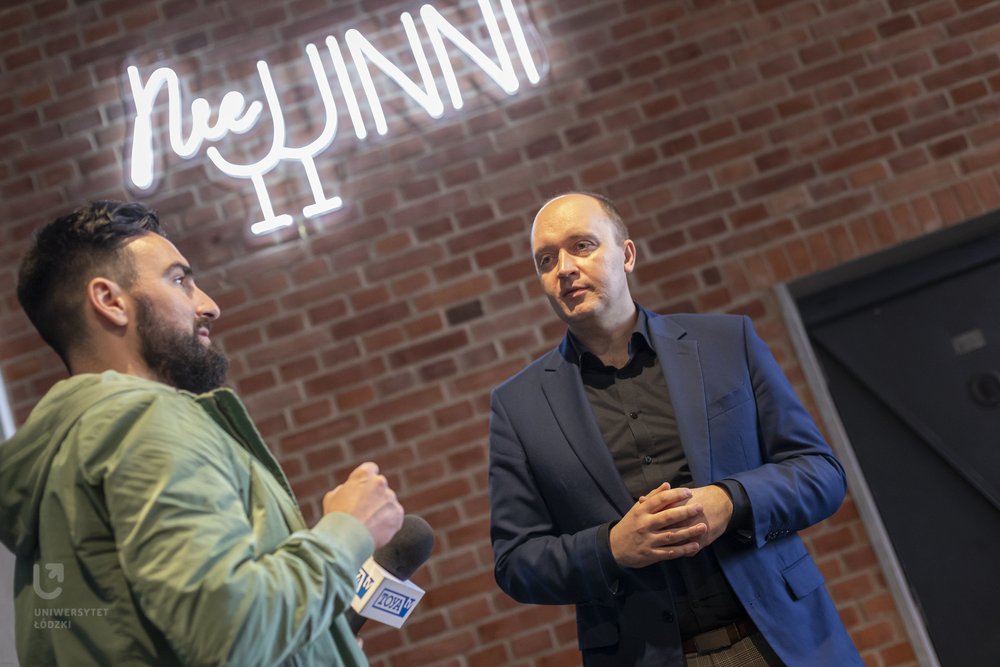 Dariusz Adrianowski podczas rozmowy z dziennikarzem