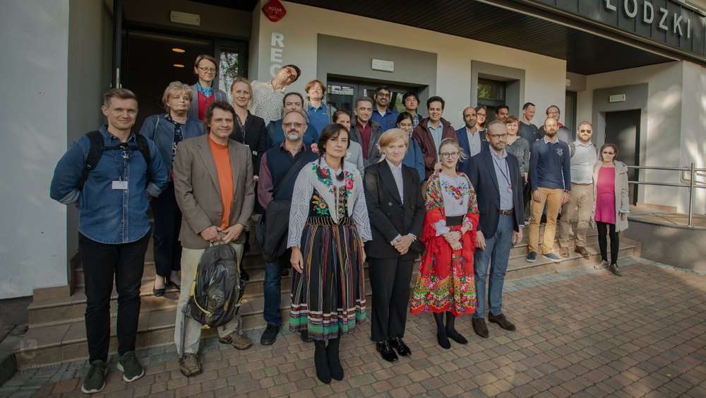 [Translate to English:] Zdjęcie grupowe zgromadzonych na schodach CK