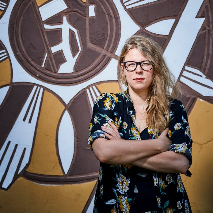 Maria Nowakowska na tle kolorowego muru