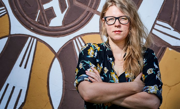 Maria Nowakowska na tle kolorowego muru