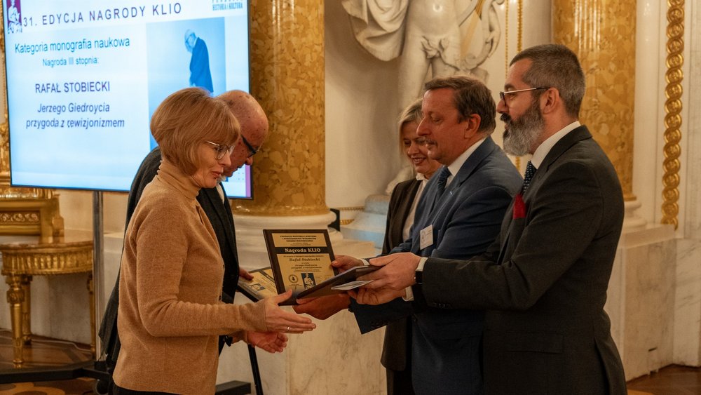 a person presenting the award