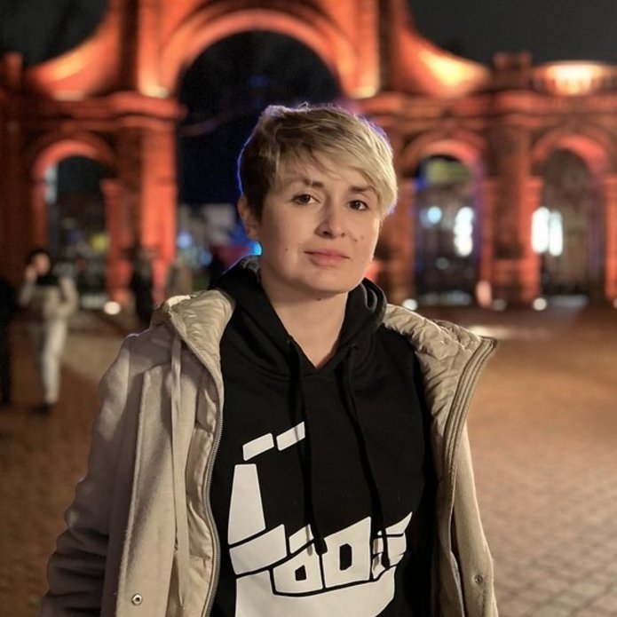 Karolina Głowacka na tle bramy do Manufaktury