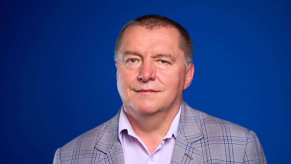 a portrait photo of Dr Bogdan Lach