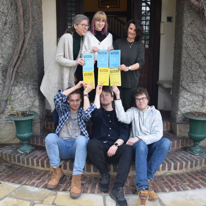 Grupa młodych ludzie w drzwiach domu