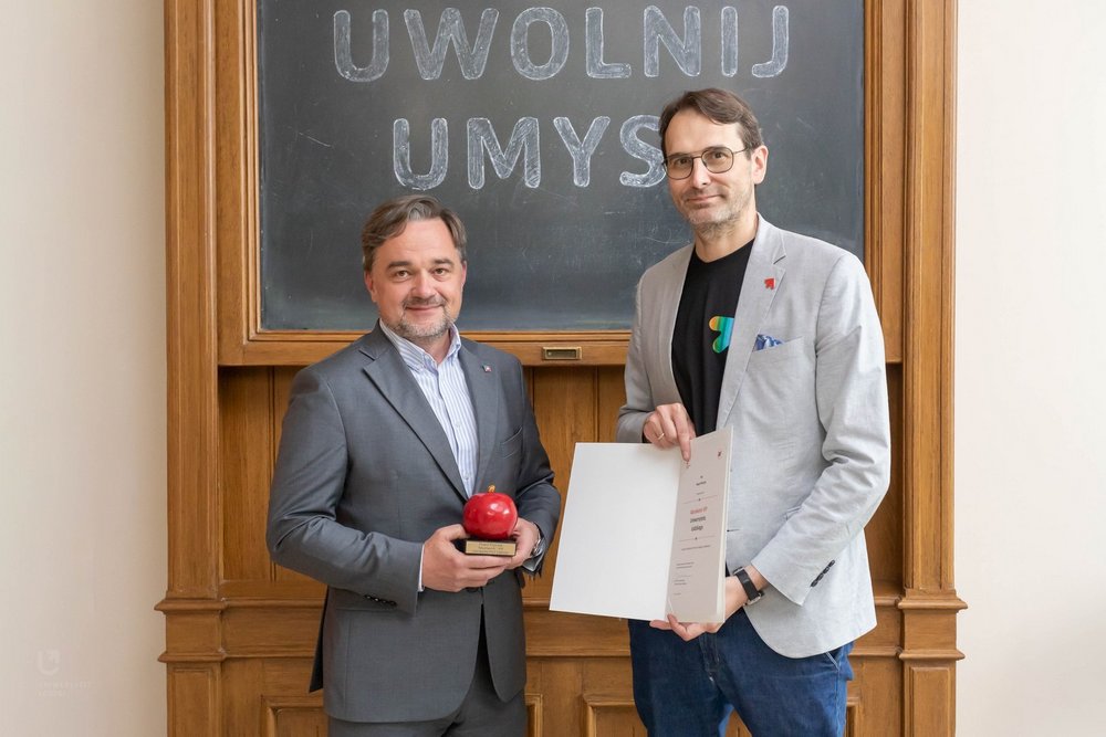 Rektor UŁ Rafał Materia z Pawłem Pietrzykiem