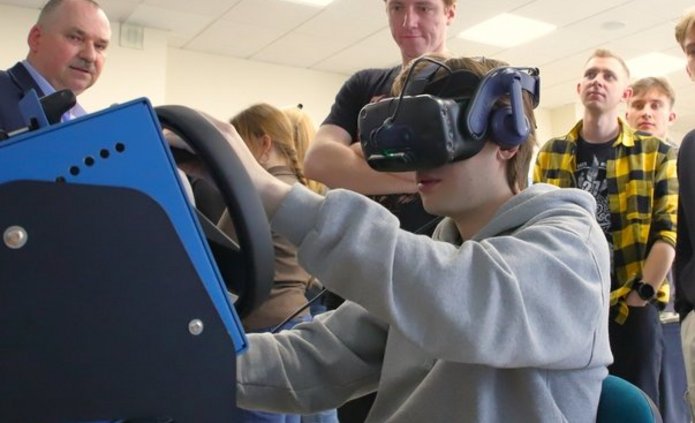 Uczestnicy na warsztacie z symulatorami