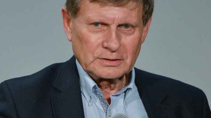 Mężczyzna w marynarce i niebieskiej koszuli - Leszek Balcerowicz