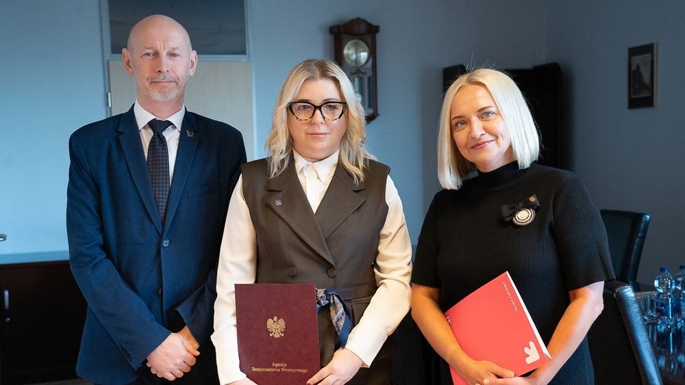 The signing of the cooperation agreement: representatives of the cooperating institutions with the document