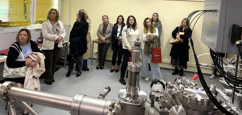 uczestnicy programu Zasmakuj studiowania w Łodzi oglądają pracownię na Wydziale