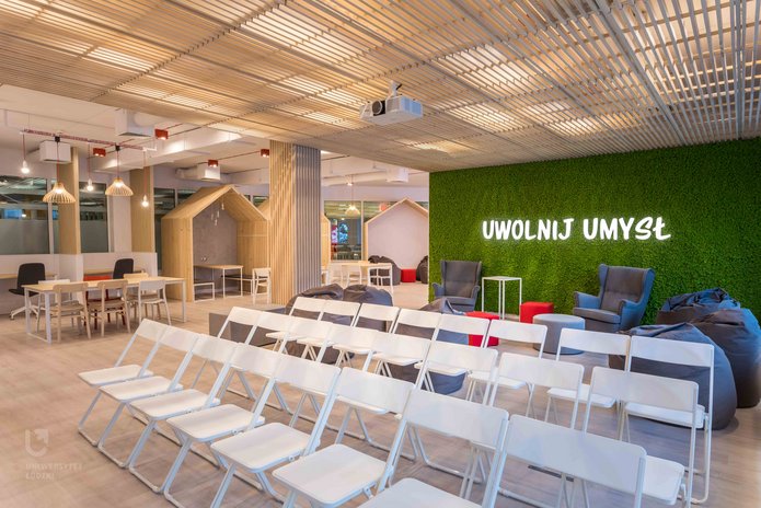 Lecture zone with a moss-covered, stunningly green wall
