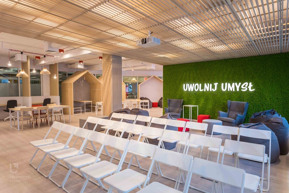 Strfea wykładowa z pokrytą mchem, oszałamiająco zieloną ścianką