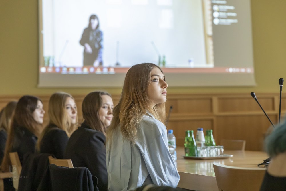 Uczennice siedzące w Sali Senatu UŁ