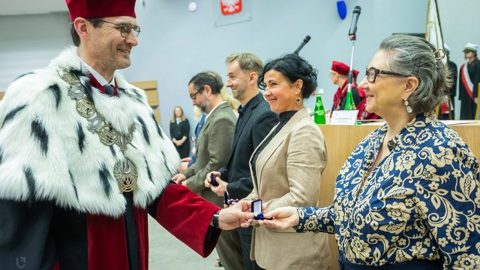 Rektor UŁ wręcza odznakę pracowniczce