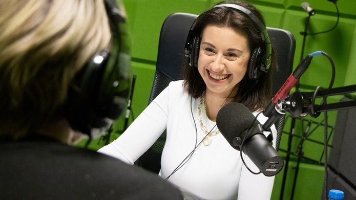 dr Klaudia Jeznach w studiu radiowym