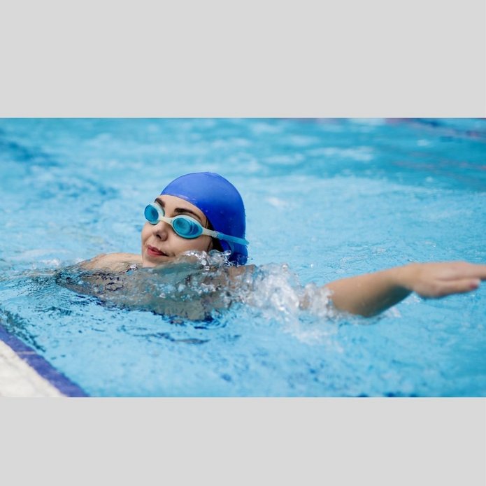 Zdjęcie studentki na pływalni