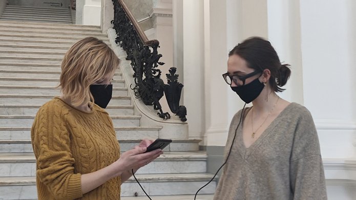 Dagna Kidoń na schodach galerii Zachęta podczas badania za pomocą trackera