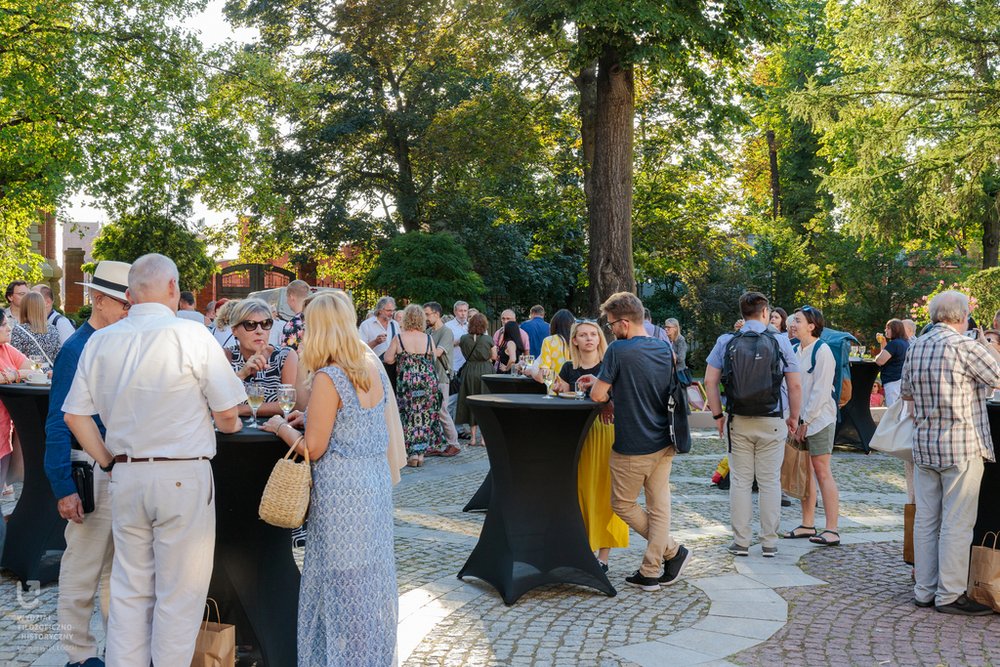 popremierowe spotkanie w ogrodzie Pałacu Poznańskiego