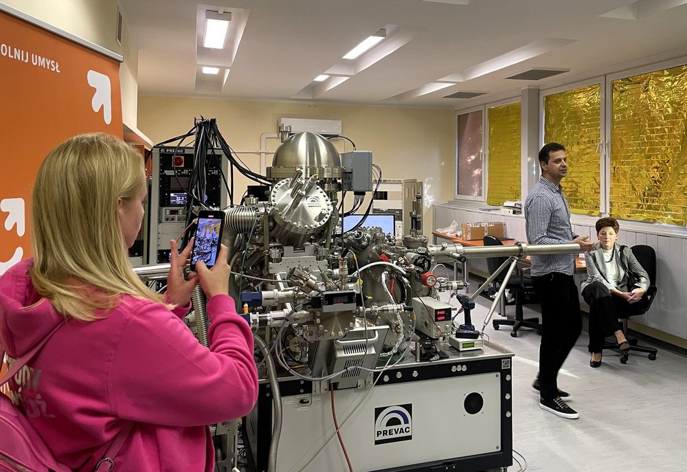 uczestnicy programu Zasmakuj studiowania w Łodzi oglądają pracownię na Wydziale