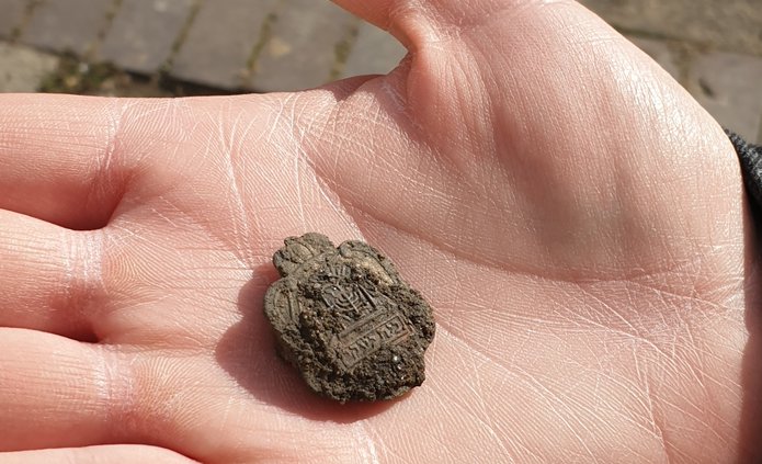 Niewielka ozdoba z napisami po hebrajsku 