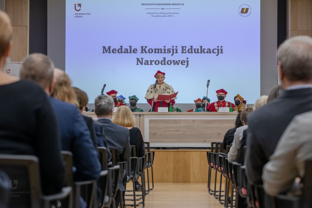 [Translate to English:] Uroczystość z okazji Dnia Edukacji Narodowej, szeroki plan sali CSK, Pani Rektor przemawia.