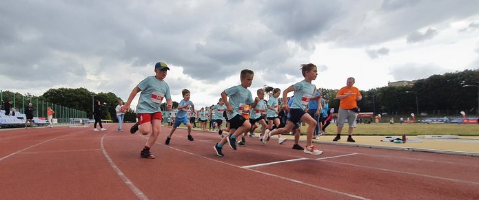 Uczestnicy Pikniku Lekkoatletycznego podczas biegu