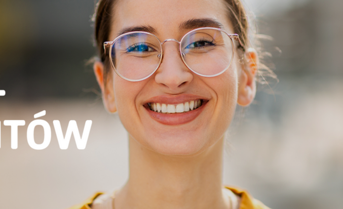 [Translate to English:] Na grafice ukazano uśmiechniętą młodą kobietę w okularach na tle rozmytych elementów architektury i przyrody. Po lewej stronie widnieje biały napis „Nagrody Rektora UŁ dla Studentów” oraz logo Uniwersytetu Łódzkiego.