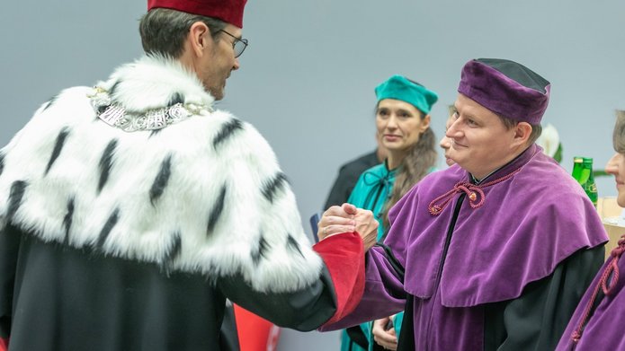 Rektor UŁ, prof. dr hab. Rafał Matera z profesorem UŁ, podczas uroczystości habilitacyjnej