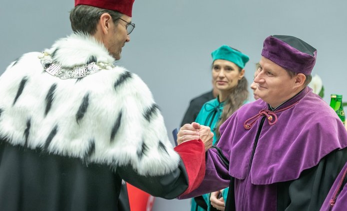 Rector of the University of Lodz, Prof. dr hab. Rafał Matera with a UniLodz Professor during the habilitation ceremony