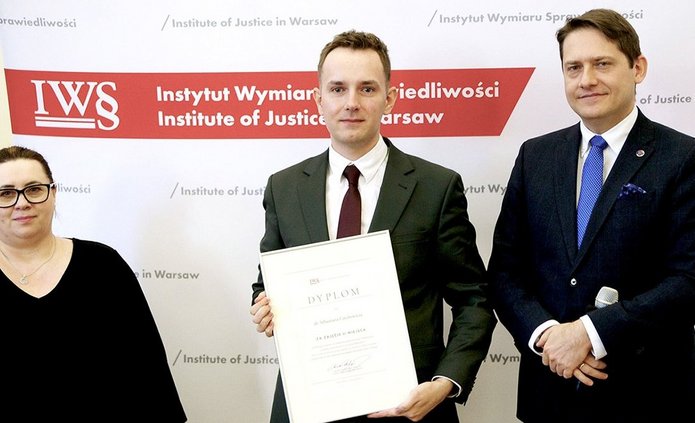Dr Sebastian Czechowicz with the award