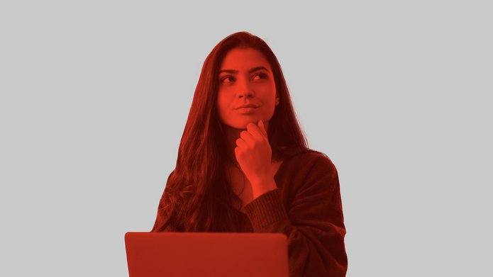 Dziewczyna pracująca przy laptopie