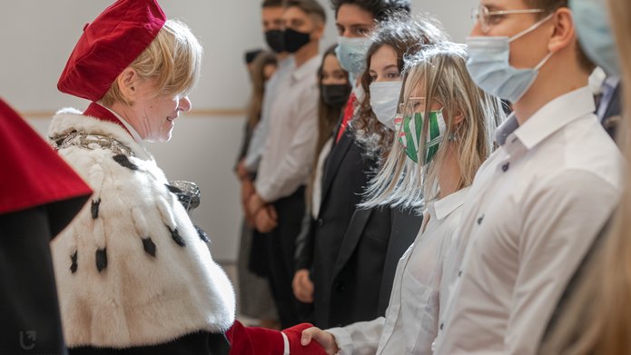 Rektor Elżbieta Żądzińska podczas immatrykulacji studentów i doktorantów UŁ