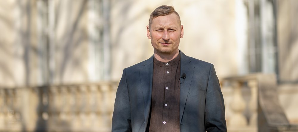 portret laureata na tle pałacu Biedermanna