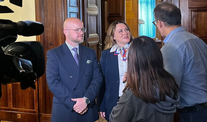 A photo of Dr Anna Mlostoń-Olszewska together with Dr Michał Ziemiak