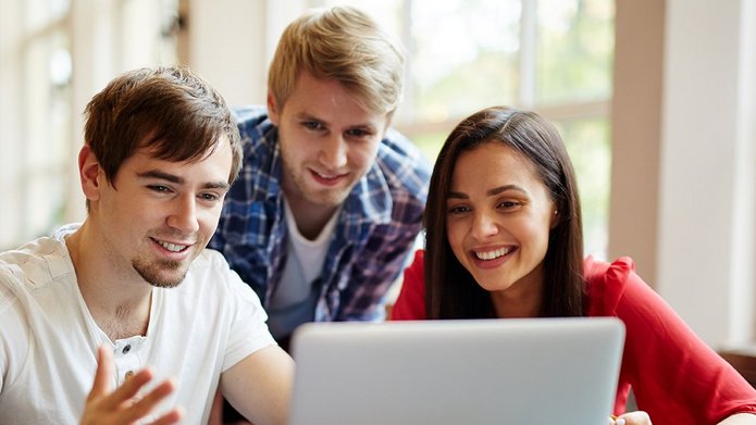 Trzy uśmiechnięte osoby patrzą w ekran, kobieta, dwóch mężczyzn