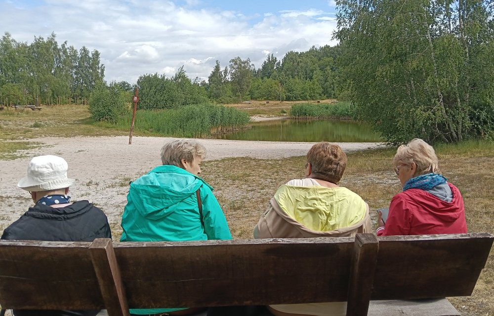 Grupa seniorów spaceruje