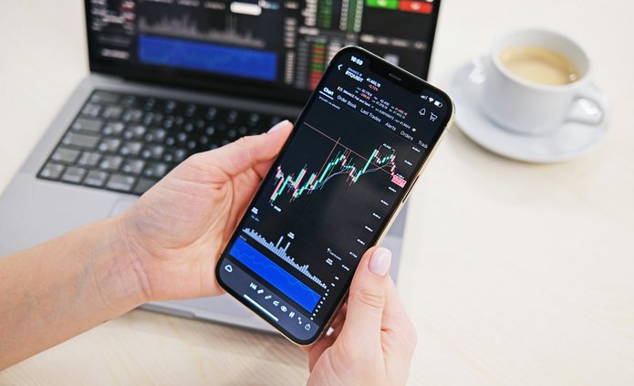 zdjęcie telefonu, na którego ekranie znajdują się wykresy 