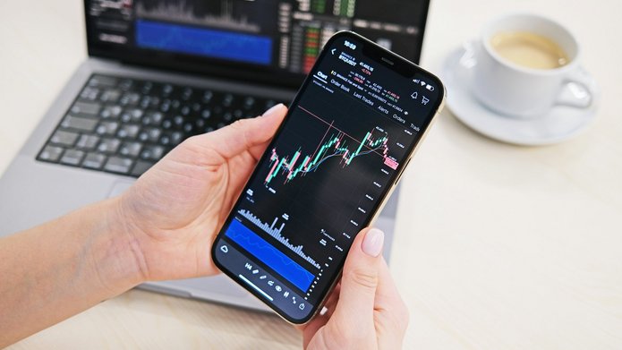 zdjęcie telefonu, na którego ekranie znajdują się wykresy 