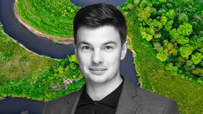 A portrait of Dr Paweł Jarosiewicz against the background of a meandering river