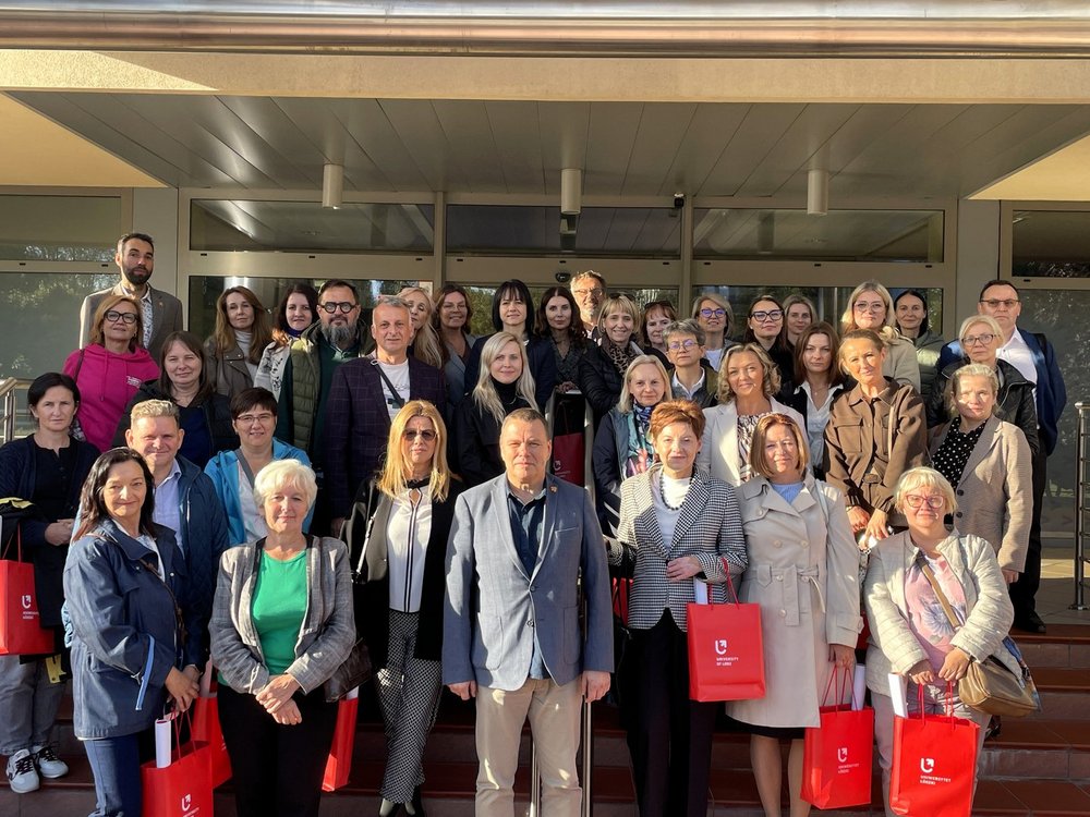 grupowe zdjęcie przed Wydziałem uczestników programu Zasmakuj studiowania w Łodzi