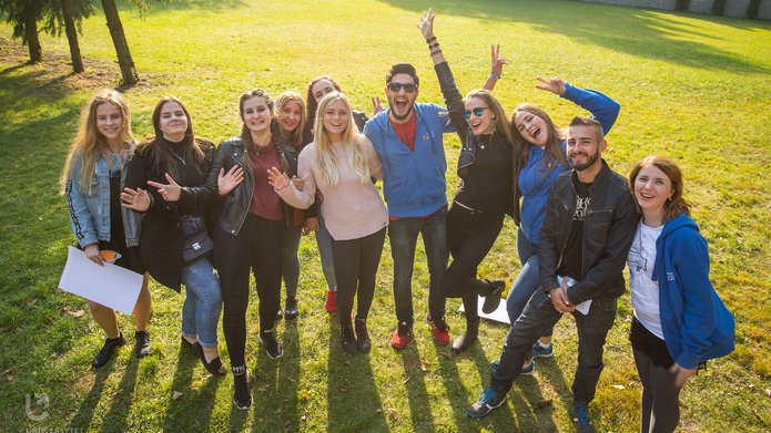 Grupka szczęśliwych studentów