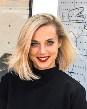 zdjęcie Marty Nowackiej, młodej kobiety o blond włosach zdjęcie Marty Nowackiej, młodej kobiety o blond włosach