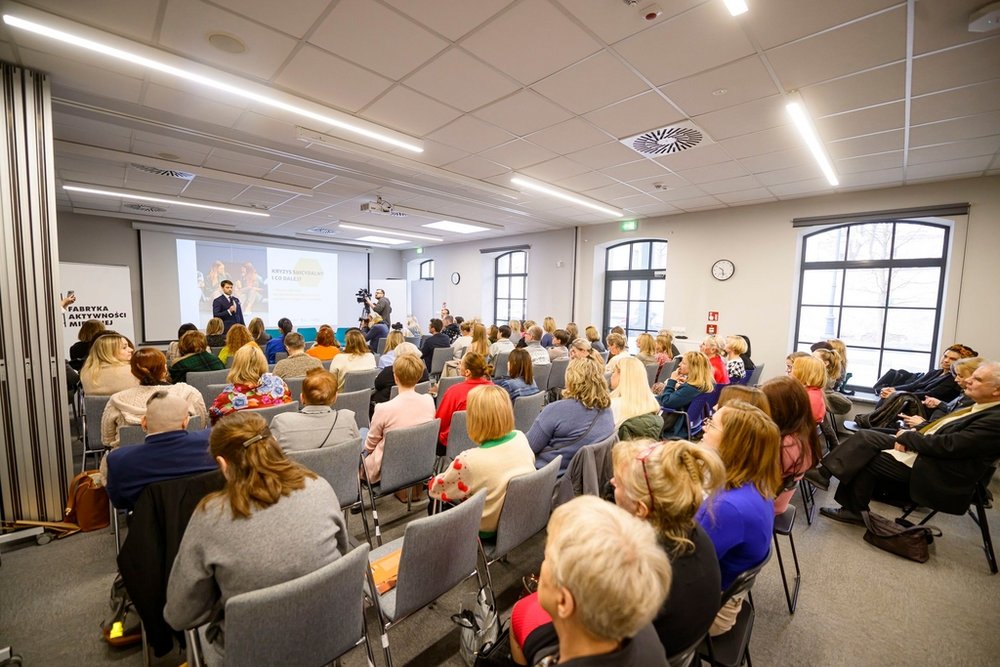 Adam Pustelnik opening the discussion