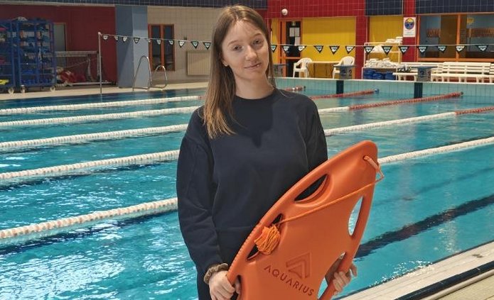 Zdjęcie Vanessy na pływalni ze sprzętem pływackim