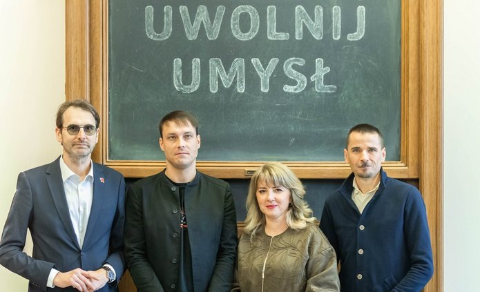 Rektor UŁ, prof. dr hab. Rafał Matera wraz z prorektorem ds. popularyzacji nauki i kształcenia, drem hab. Krzysztofem Pabisem, prof. UŁ i Maciejem Szymańskim z Fundacji SpeakLeash oraz reprezentująca obie instytucje dr hab. Anita Ciesielska, prof. UŁ z Wydziału Biologii i Ochrony Środowiska UŁ