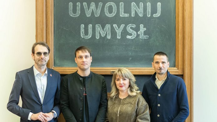 Rektor UŁ, prof. dr hab. Rafał Matera wraz z prorektorem ds. popularyzacji nauki i kształcenia, drem hab. Krzysztofem Pabisem, prof. UŁ i Maciejem Szymańskim z Fundacji SpeakLeash oraz reprezentująca obie instytucje dr hab. Anita Ciesielska, prof. UŁ z Wydziału Biologii i Ochrony Środowiska UŁ